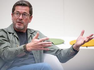 Karl-Theodor zu Guttenberg während eines Interviews mit der Deutschen Presse-Agentur.
