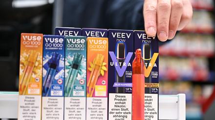 Sie sind bunt designt und haben Geschmacksrichtungen wie „Watermelon Ice“ oder „Classic Mint“: Einweg-E-Zigaretten von Philip Morris (Marke Veev) und British American Tobacco (Vuse).