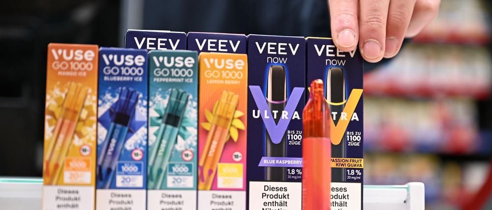 Sie sind bunt designt und haben Geschmacksrichtungen wie „Watermelon Ice“ oder „Classic Mint“: Einweg-E-Zigaretten von Philip Morris (Marke Veev) und British American Tobacco (Vuse).