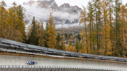 Auf der Bobbahn in Cortina finden schon seit dem Frühjahr Testfahrten statt. Nun sind auch die deutschen Bobs dran.