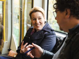 Franziska Giffey in der U5 im Gespräch mit Tagesspiegel-Redakteur Kevin P. Hoffmann.