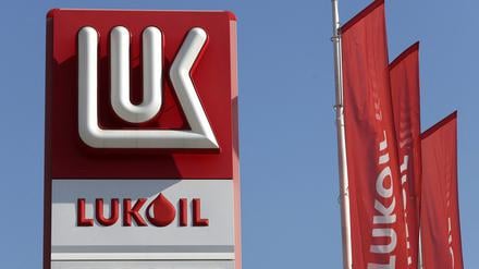 Ein Lukoil-Logo ist am 23. Oktober 2025 an einer Tankstelle in Bukarest, Rumänien, zu sehen.
