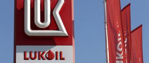 Ein Lukoil-Logo ist am 23. Oktober 2025 an einer Tankstelle in Bukarest, Rumänien, zu sehen. 