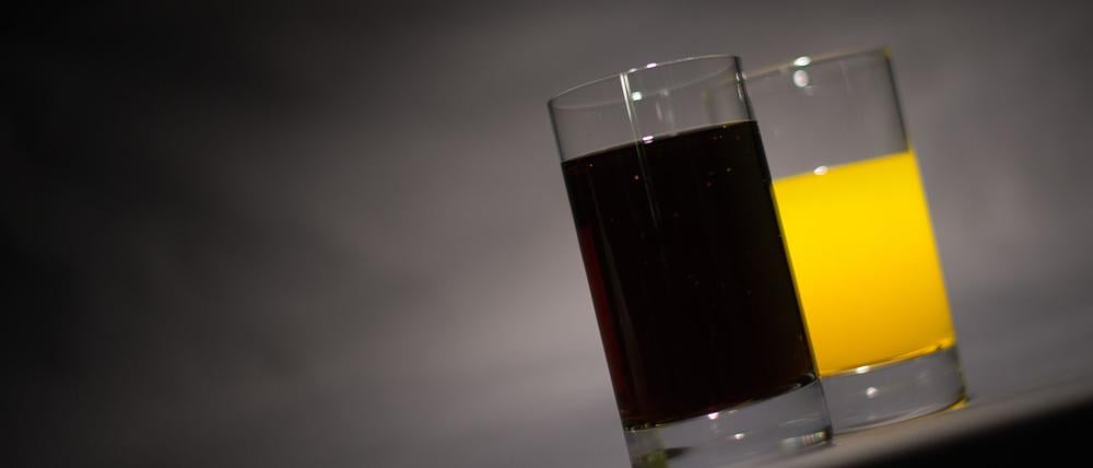 Cola und Orangenlimonade enthalten viel Zucker.