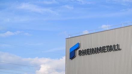 In diesem Rheinmetall-Werk im niedersächsischen Unterlüß werden Artilleriegranaten hergestellt, in Neuss hingegen soll es bald mit der Produktion von Aufklärungssatelliten losgehen.