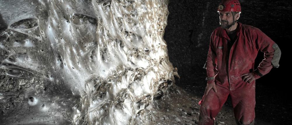 Ein Wissenschaftler vor dem riesigen Spinnennetz