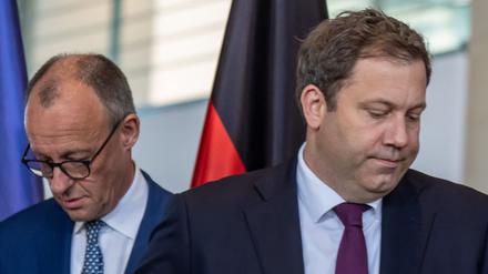 Bundeskanzler Friedrich Merz (CDU) nimmt neben Lars Klingbeil (SPD), Bundesminister der Finanzen, nehmen an einer Pressekonferenz teil.
