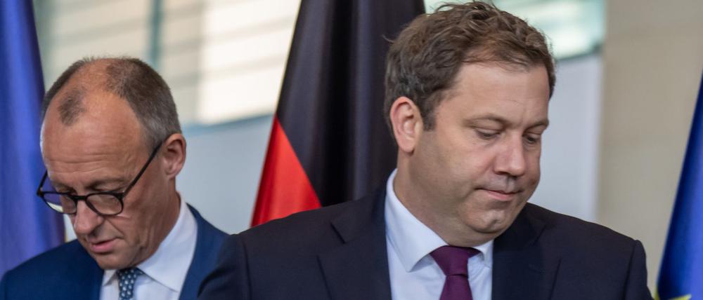 Bundeskanzler Friedrich Merz (CDU) nimmt neben Lars Klingbeil (SPD), Bundesminister der Finanzen, nehmen an einer Pressekonferenz teil.