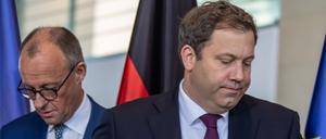 Bundeskanzler Friedrich Merz (CDU) nimmt neben Lars Klingbeil (SPD), Bundesminister der Finanzen, nehmen an einer Pressekonferenz teil.