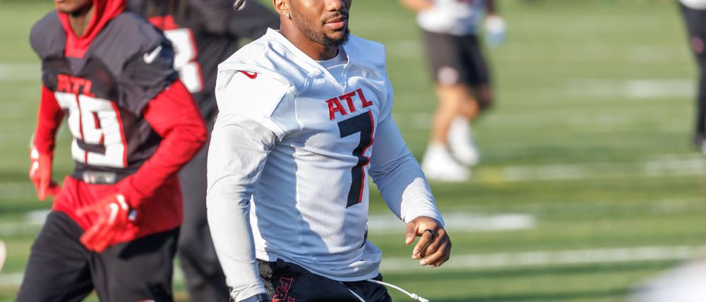 Vom Flieger aufs Feld: Bijan Robinson bereitet sich mit den Falcons auf das Berlin Game vor.