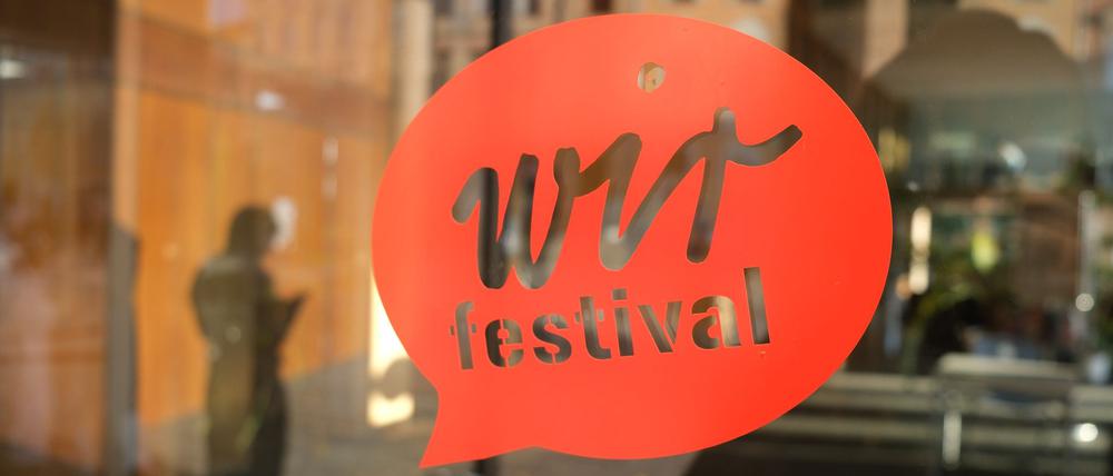 „Wir Festival“ ist an der Tür eines Hörsaalgebäudes der Martin-Luther-Universität Halle zu lesen.