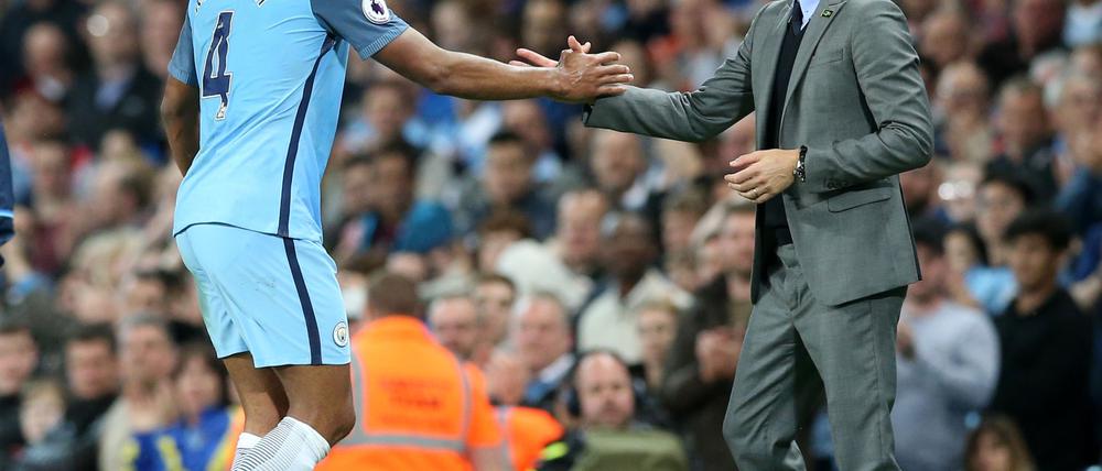Vincent Kompany (l) und Pep Guardiola verbindet eine besondere Beziehung. (Archivbild)