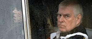 Der ehemalige Prinz Andrew steht auch nach dem Entzug aller Titel und Ehren unter Druck.