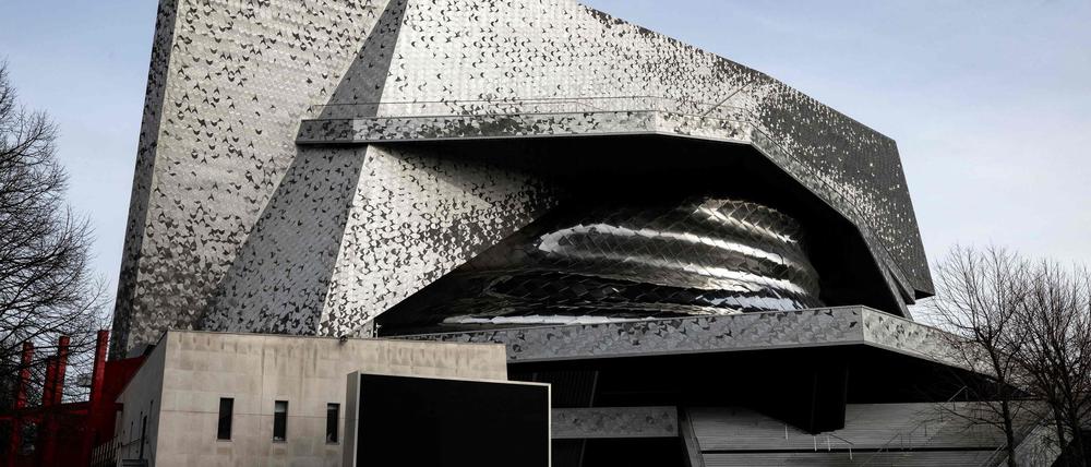 Vier Menschen sitzen in Polizeigewahrsam.