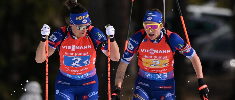 Julia Simon (l) darf nach dem Kreditkartenbetrug an ihrer Teamkollegin Justine Braisaz-Bouchet (r) bei Olympia teilnehmen. (Archivbild)