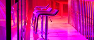 Unsere Autorin wollte immer mal in einen Swingerclub, gruselte sich aber vor Kunstpalmen und Chrom-Barhockern. Zu Unrecht, wie sie bald merken sollte.