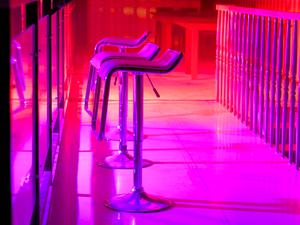 Unsere Autorin wollte immer mal in einen Swingerclub, gruselte sich aber vor Kunstpalmen und Chrom-Barhockern. Zu Unrecht, wie sie bald merken sollte.