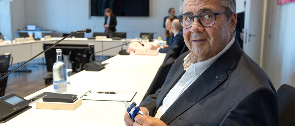 Ex-Wirtschaftsminister Sigmar Gabriel sagte vor dem Untersuchungsausschusses zur Stiftung Klima- und Umweltschutz MV in Schwerin aus.