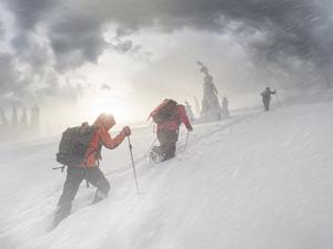 Im Sog der Höhe: Immer wieder unterschätzen Bergsteiger die Gefahr im Gebirge, wo das Wetter plötzlich umschlagen kann (Symbolbild).