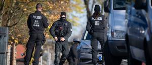 Die Polizei durchsuchte am Donnerstag erneut Häuser.