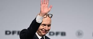Bernd Neuendorf, Präsident des DFB, bedankt sich beim Bundestag des Deutschen Fußball-Bundes (DFB) auf dem DFB Campus nach seiner Wiederwahl. 