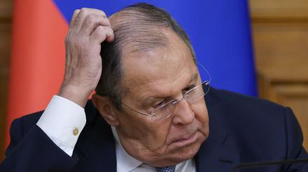 Der russische Außenminister Sergej Lawrow nimmt am 22. Oktober 2025 im Anschluss an Gespräche mit seinem kasachischen Amtskollegen in Moskau an einer Pressekonferenz teil.