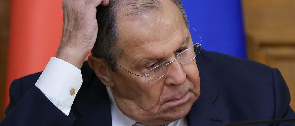 Der russische Außenminister Sergej Lawrow nimmt am 22. Oktober 2025 im Anschluss an Gespräche mit seinem kasachischen Amtskollegen in Moskau an einer Pressekonferenz teil.