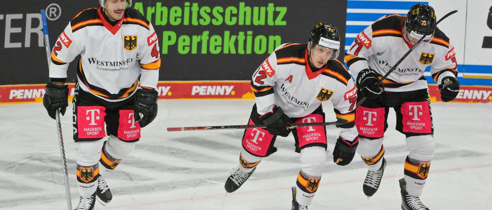 Nach seinem Tor gegen Lettland verletzte sich Dominik Kahun (M.) und kann beim Deutschland Cup nicht mehr spielen.