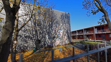 Flüchtlingsunterkunft An den Kopfweiden in Potsdam bleibt ein Jahr länger. Eine drohende Platznot in den Gemeinschaftsunterkünften scheint zunächst abgewendet. Zwei Unterkünfte sollen erweitert werden, der Zeitplan ist ungewiss.