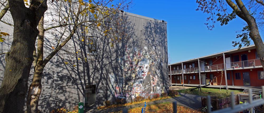 Flüchtlingsunterkunft An den Kopfweiden in Potsdam bleibt ein Jahr länger. Eine drohende Platznot in den Gemeinschaftsunterkünften scheint zunächst abgewendet. Zwei Unterkünfte sollen erweitert werden, der Zeitplan ist ungewiss.