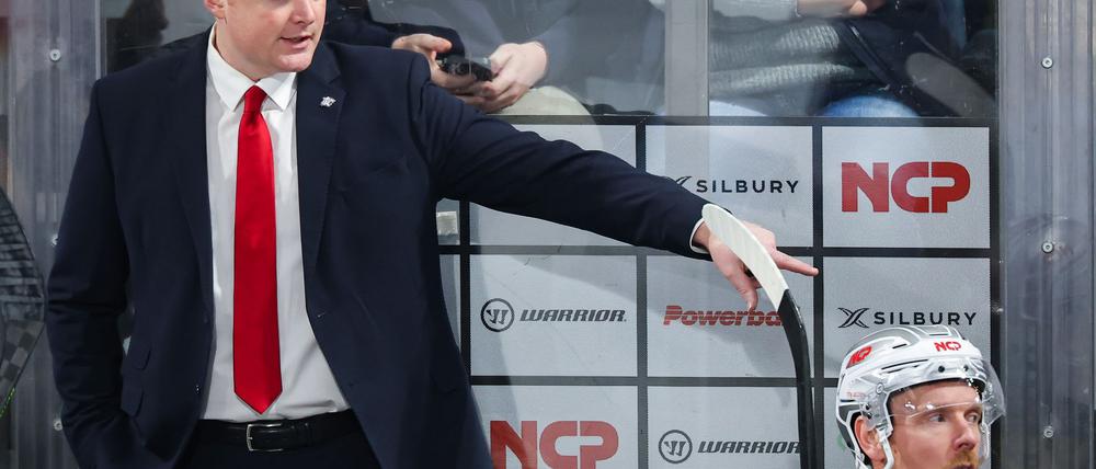 Mitch O'Keefe in Aktion an der Bande. Der Kanadier hat seinen Vertrag bei den Ice Tigers verlängert. (Archivbild)