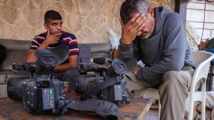 Mitglieder der Presse trauern nach einem israelischen Angriff, der Berichten zufolge am 19. Oktober 2025 ein von Journalisten genutztes Haus.
