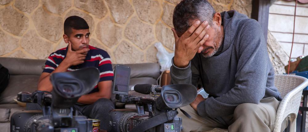 Mitglieder der Presse trauern nach einem israelischen Angriff, der Berichten zufolge am 19. Oktober 2025 ein von Journalisten genutztes Haus.
