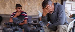 Mitglieder der Presse trauern nach einem israelischen Angriff, der Berichten zufolge am 19. Oktober 2025 ein von Journalisten genutztes Haus.