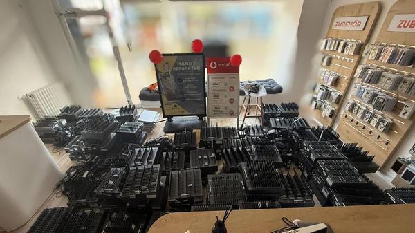 Die Berliner Polizei beschlagnahmte Computer und Technik zum Abschicken von Massen-SMS.