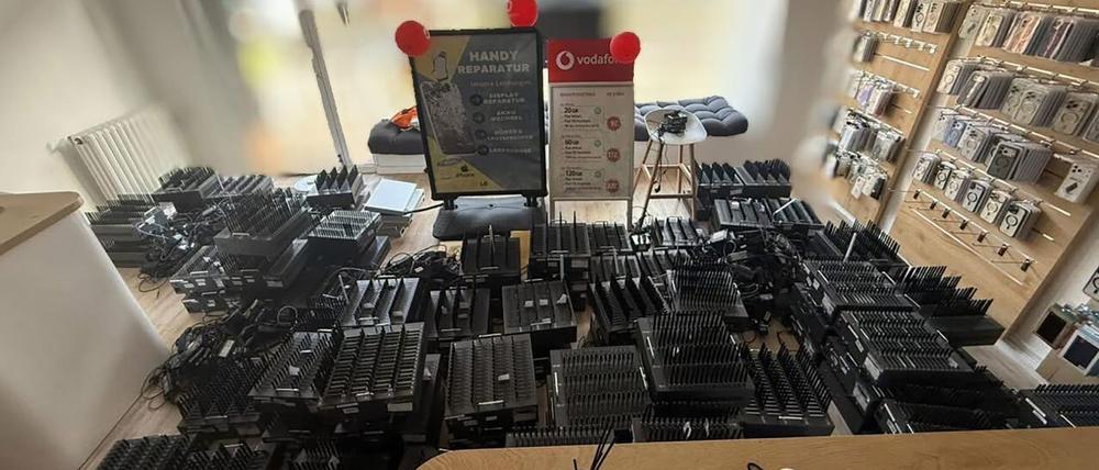 Die Berliner Polizei beschlagnahmte Computer und Technik zum Abschicken von Massen-SMS.
