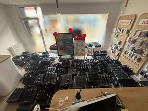 Die Berliner Polizei beschlagnahmte Computer und Technik zum Abschicken von Massen-SMS.