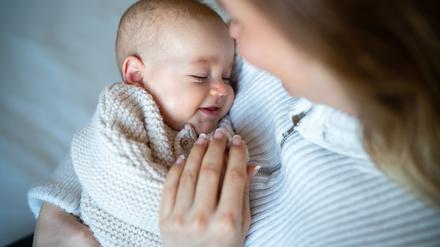 Mütter wissen offenbar instinktiv, wie sie ihr Baby streicheln müssen, damit bestimmte Nervenfasern anspringen und es sich beruhigt.
