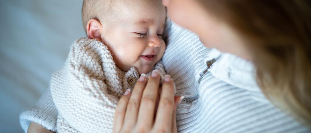 Mütter wissen offenbar instinktiv, wie sie ihr Baby streicheln müssen, damit bestimmte Nervenfasern anspringen und es sich beruhigt.