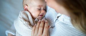 Mütter wissen offenbar instinktiv, wie sie ihr Baby streicheln müssen, damit bestimmte Nervenfasern anspringen und es sich beruhigt.