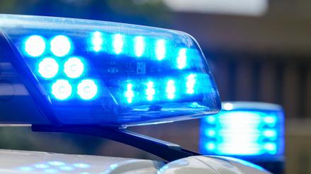 Ein Polizeiauto mit Blaulicht (Symbolfoto).
