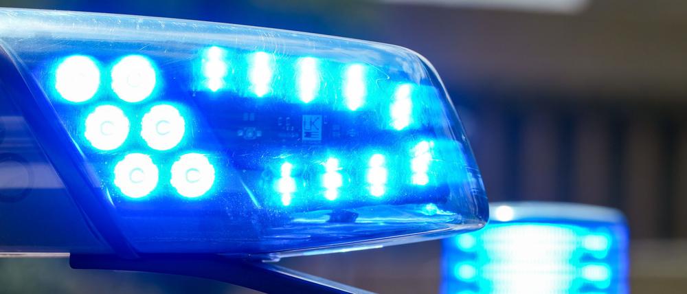 Ein Polizeiauto mit Blaulicht (Symbolfoto).