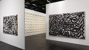 Blick in den gemeinsamen Stand der Galerien Sprüth Magers und Michael Werner, die Blätter der Künstlerin Hanne Darboven mit Bildern von A.R. Penck kombinieren.