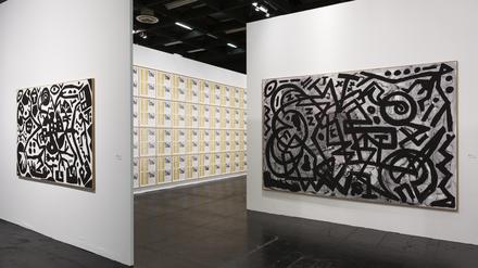 Blick in den gemeinsamen Stand der Galerien Sprüth Magers und Michael Werner, die Blätter der Künstlerin Hanne Darboven mit Bildern von A.R. Penck kombinieren.