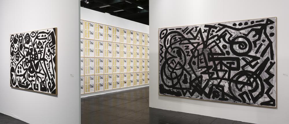 Blick in den gemeinsamen Stand der Galerien Sprüth Magers und Michael Werner, die Blätter der Künstlerin Hanne Darboven mit Bildern von A.R. Penck kombinieren.