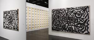 Blick in den gemeinsamen Stand der Galerien Sprüth Magers und Michael Werner, die Blätter der Künstlerin Hanne Darboven mit Bildern von A.R. Penck kombinieren.