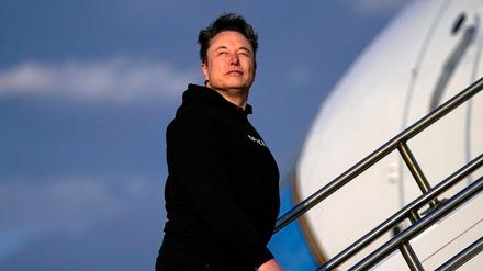 Tesla-Chef Elon Musk besteigt am 22. März 2025 die Air Force One.