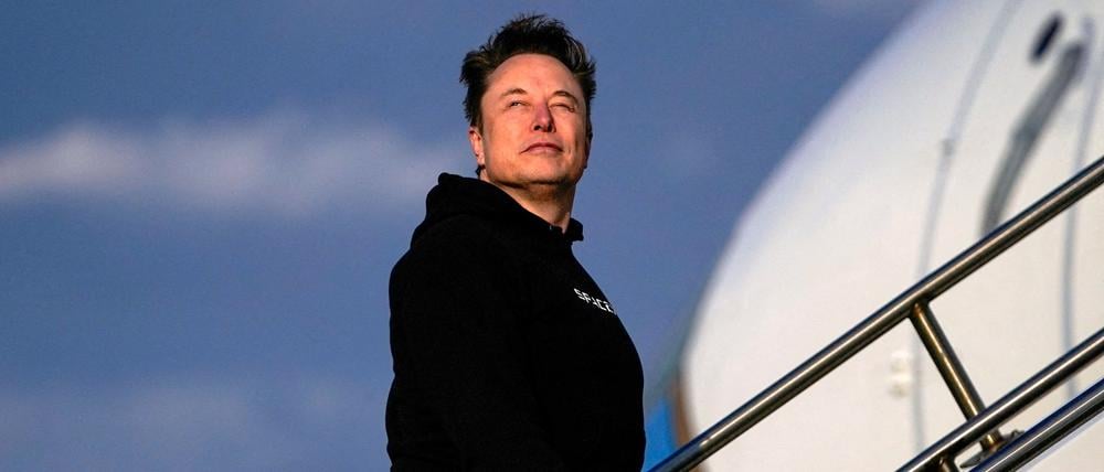 Tesla-Chef Elon Musk besteigt am 22. März 2025 die Air Force One.