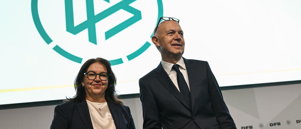 DFB-Spitzenfunktionäre Heike Ullrich und Bernd Neuendorf: großer Schritt für die Frauen-Bundesliga