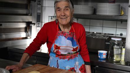 Angela Matarrese steht in der Restaurantküche vor ihrem Nudelteig. Sie ist die Mutter des Inhabers der Trattoria á Muntagnola in Schöneberg. 